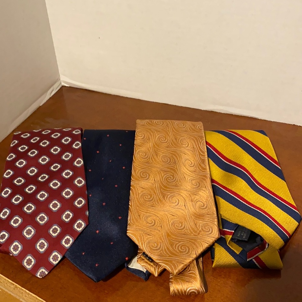 Bundle of 4 neck ties